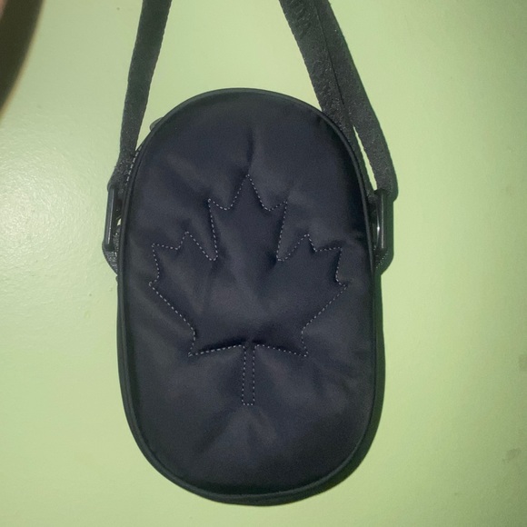 Lululemon black future legacy crossbody bag - Picture 3 of 6